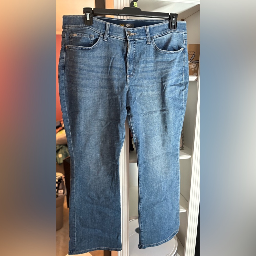 Womenโs Lee Bootcut Jeans Regular midrise 18 Short